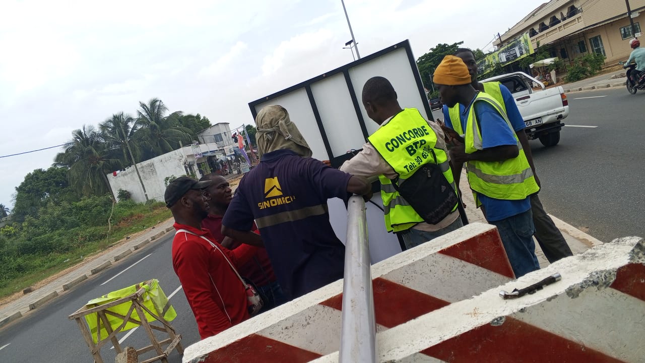 Équipe CONCORDE BTP installant un lampadaire solaire