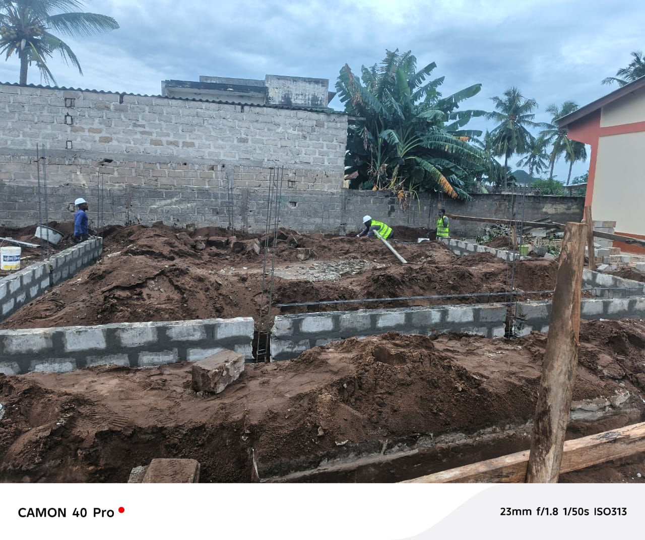 Vue large des fondations en béton armé