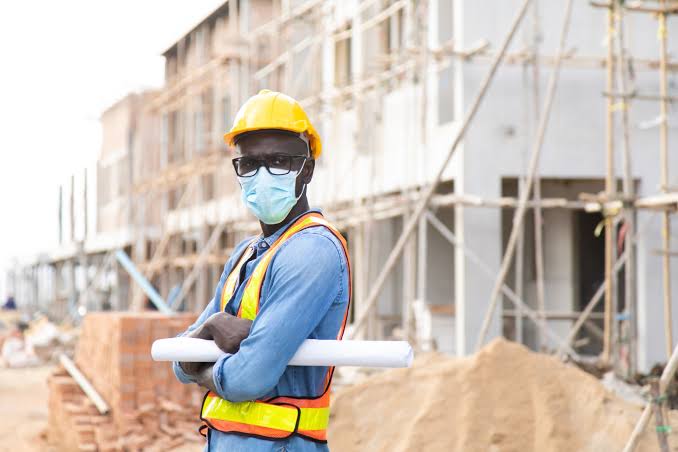 Ingénieur devant une résidence en construction