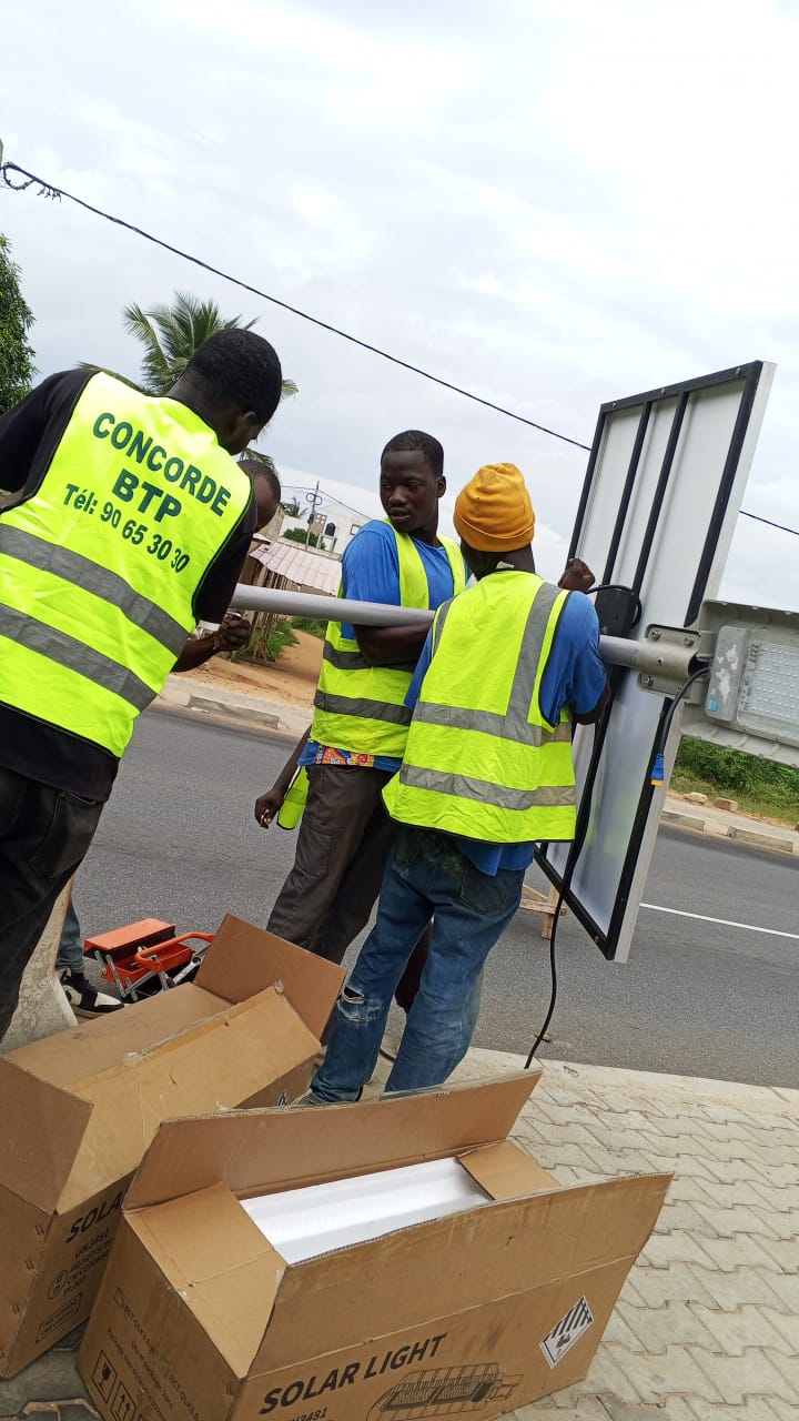Montage d'un lampadaire solaire en bord de route