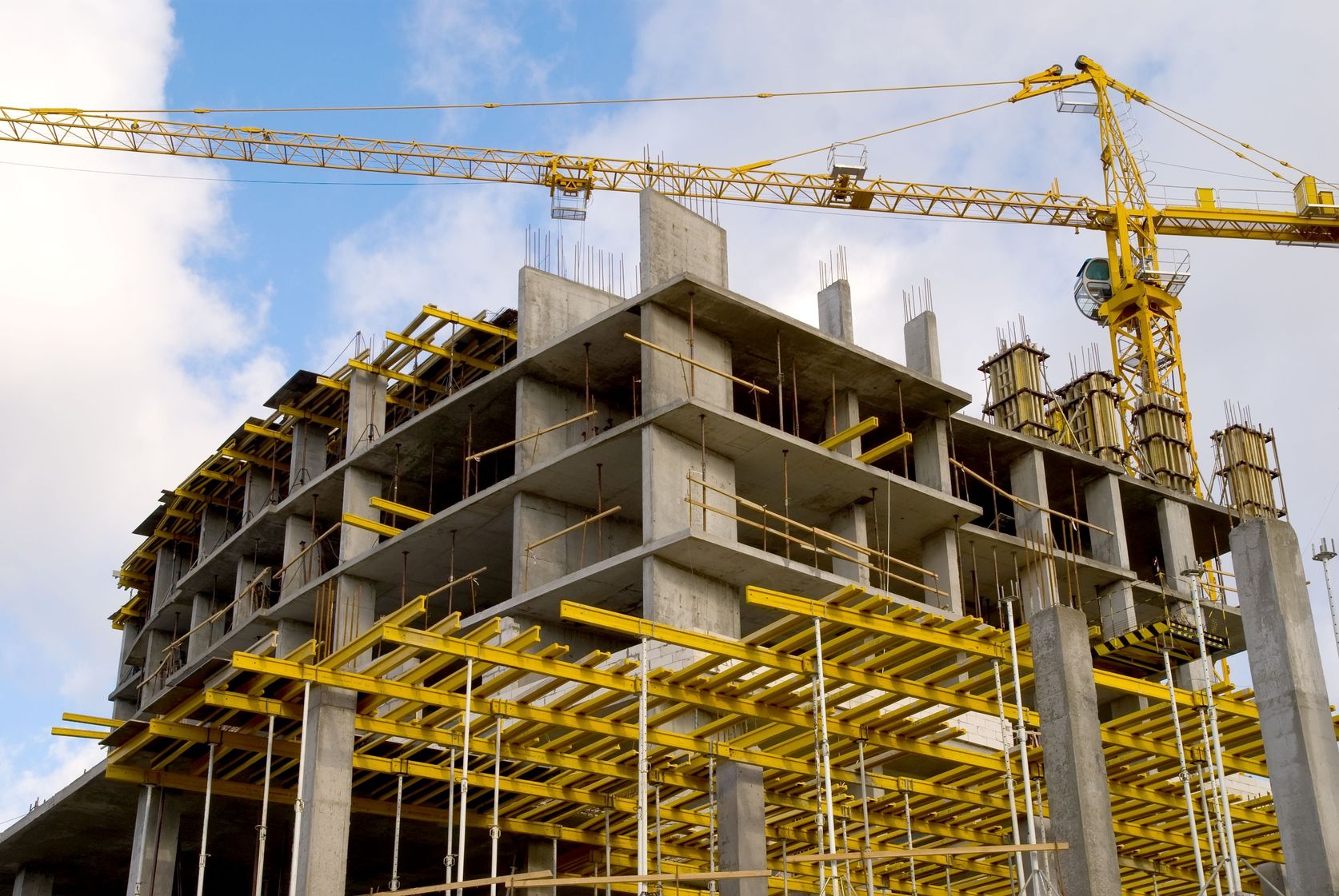 Immeuble en construction avec grue à tour